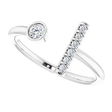 Load image into Gallery viewer, 14K White Gold 1/6cttw Natural Diamond Bar Ring - Size 7
